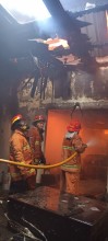 11 Unit Mobil Damkar Dikerahkan Padamkan Kebakaran Pabrik di Lowanu