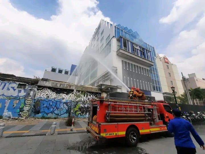 Simulasi  Kebakaran Bersama Hotel Novotel, Wujud Kesiapsiagaan Damkarmat Jogja Dukung  Keselamatan Pariwisata