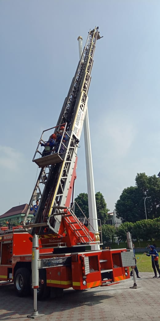 Persiapan Upacara HUT RI Ke 77,  Damkarmat Jogja Pasang Tali Tiang Bendera di Balaikota dengan Fire Ladder