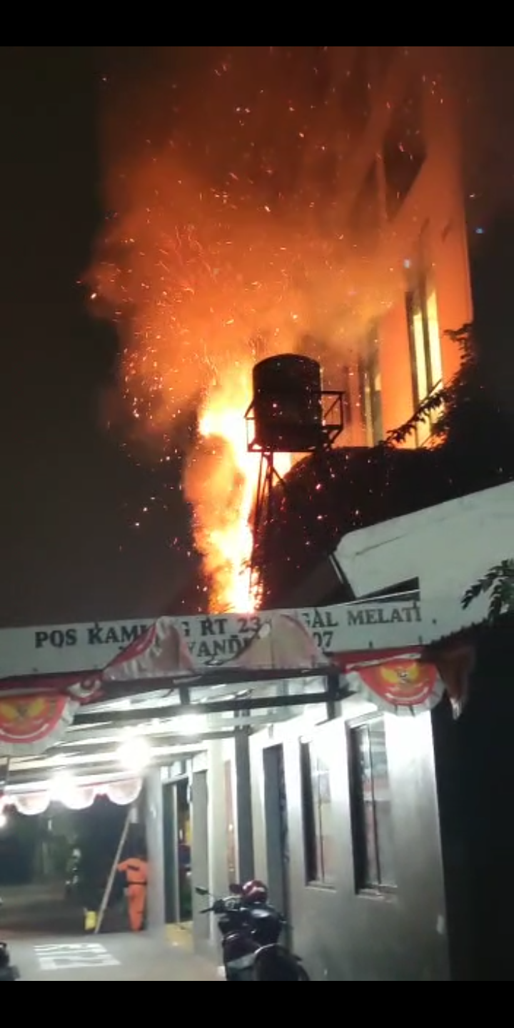 Damkarmat Jogja Padamkan Api Tak Terkendali yang Nyaris Sambar Hotel karena Pembakaran Sarang Tawon