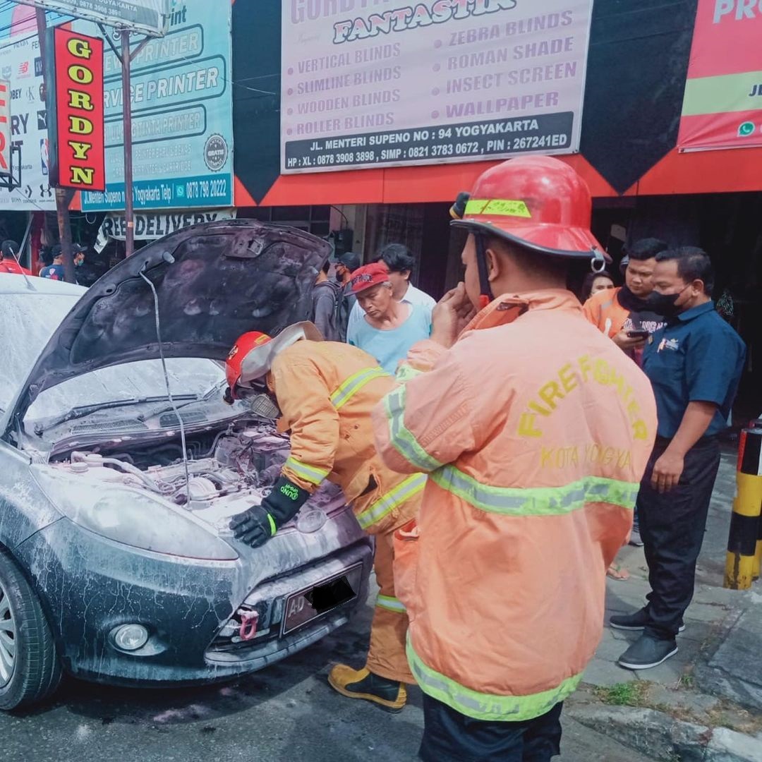 Kebakaran Mobil di Jl Menteri Supeno Mampu Dipadamkan dengan APAR