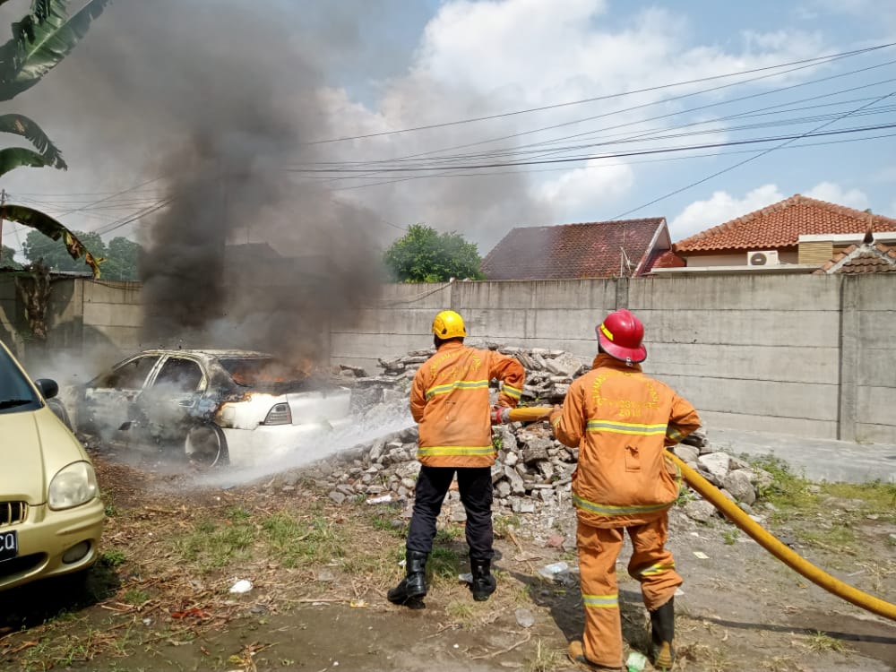 Mobil Sedan Terbakar di Gondomanan Dipadamkan Damkarmat Jogja