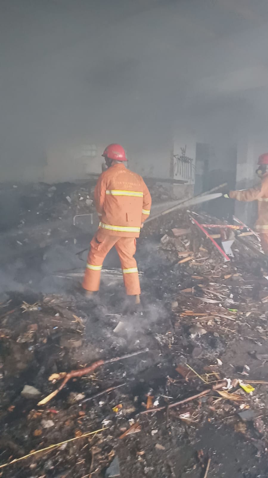 Damkarmat Jogja Padamkan Api Pembakaran Sampah yang Hampir Hanguskan Bangunan di Janti