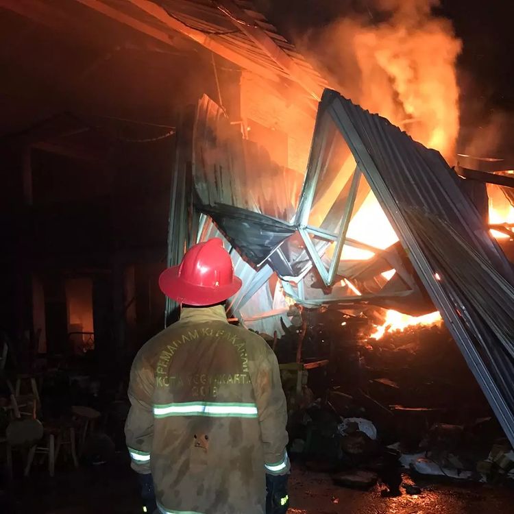 Dua Unit Mobil Damkarmat Jogja Turut Bantu Pemadaman Kebakaran Gudang di Bantul