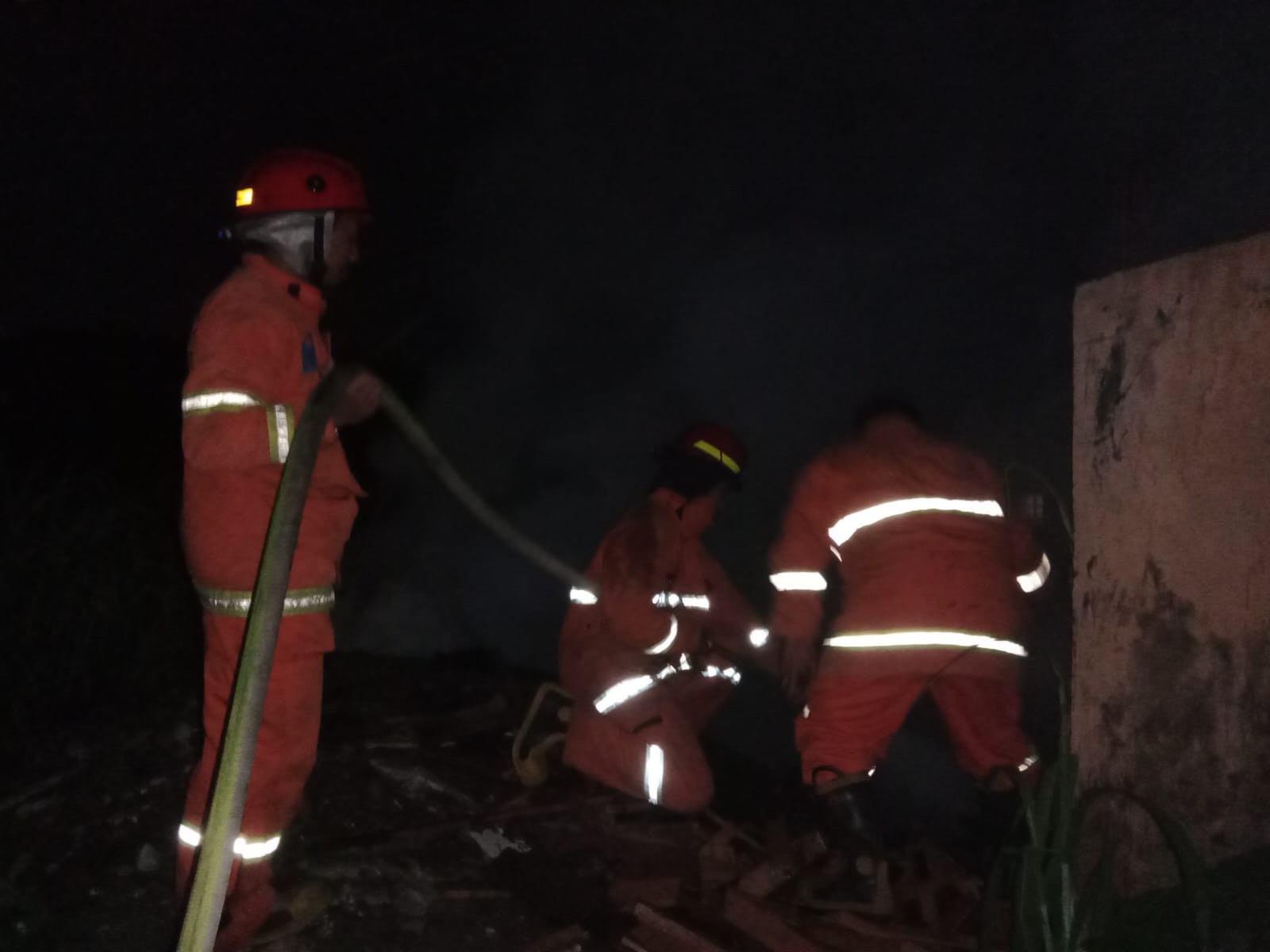 Pemadaman Kebakaran Tumpukan Kayu Bekas di Warungboto