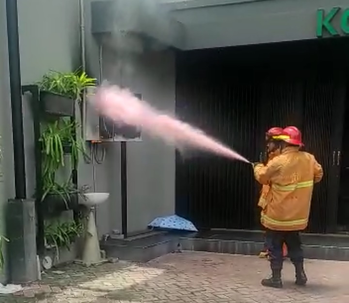 Pemadaman Kebakaran Panel Listrik pada Toko di Jalan Kusumanegara