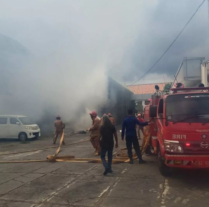 Padamkan Kebakaran di Kafe, Lima Mobil Damkar Diterjunkan