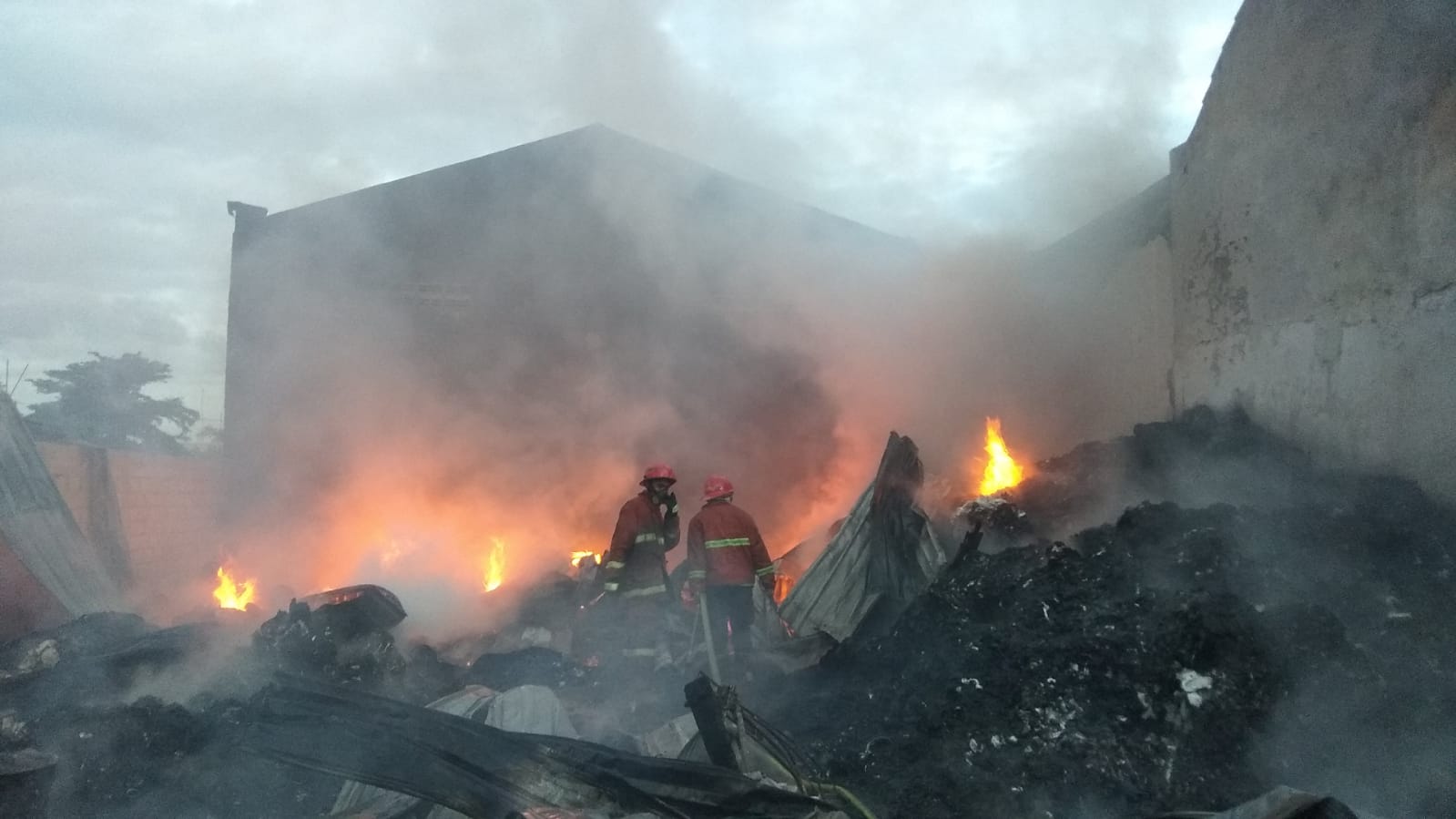 Dukungan Damkarmat Jogja untuk Pemadaman Kebakaran Gudang Barang Bekas di Maguwoharjo