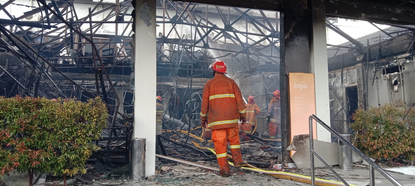 Tujuh Unit Mobil Damkar Dikerahkan Padamkan Kebakaran Kantor Bank di Wirogunan