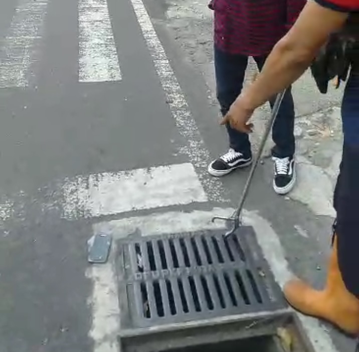 Evakuasi HP Terjatuh di Gorong-Gorong Jalan Jenderal Sudirman