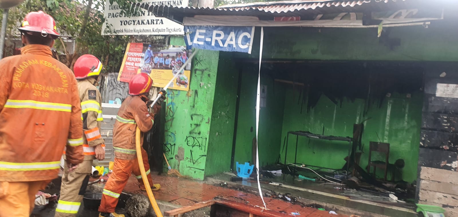 Pemadaman Kebakaran Kios di Kemantren Kraton