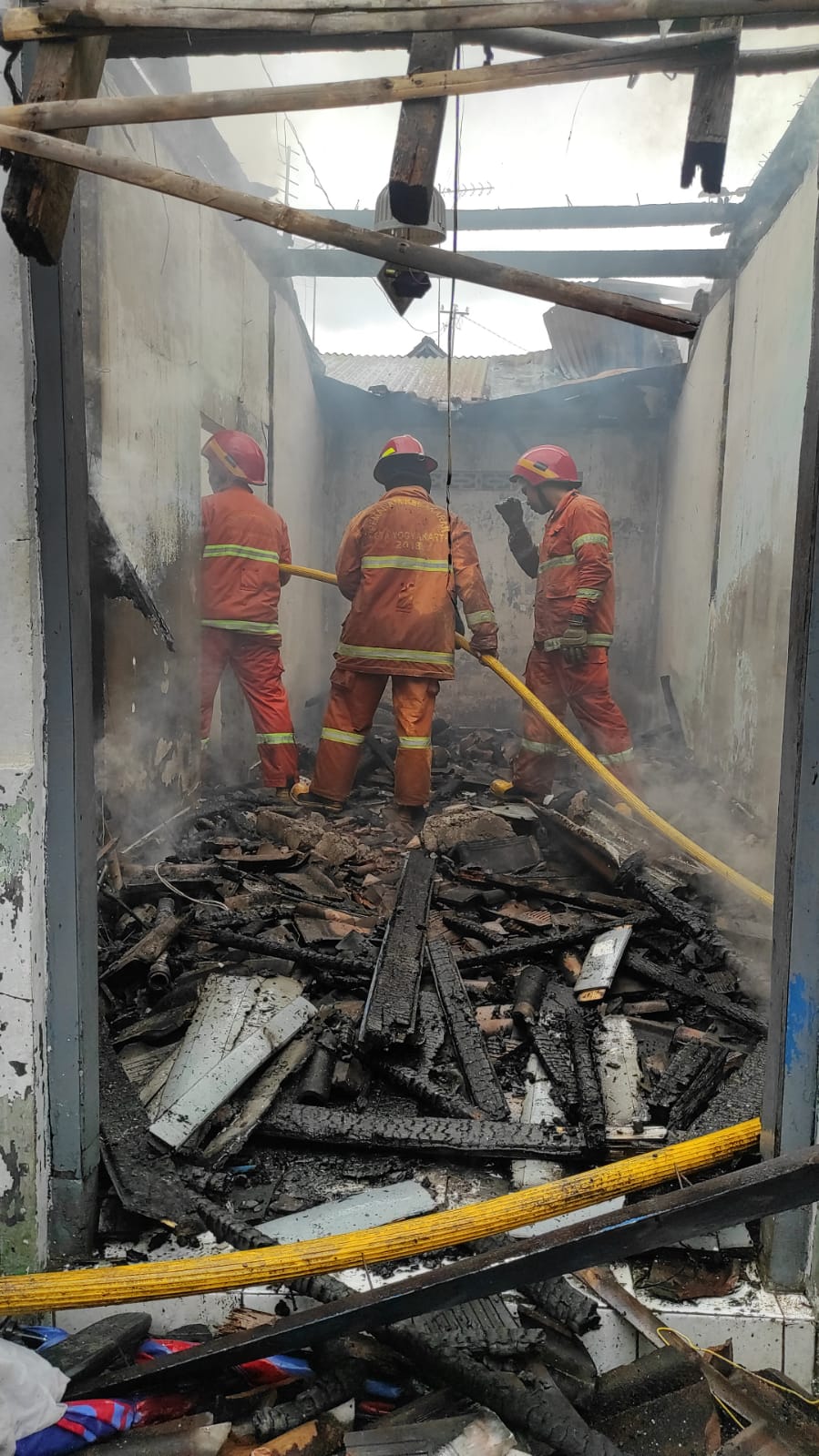 Kebakaran Ketiga dalam Sehari, Hanguskan Rumah Enam Keluarga di Klitren