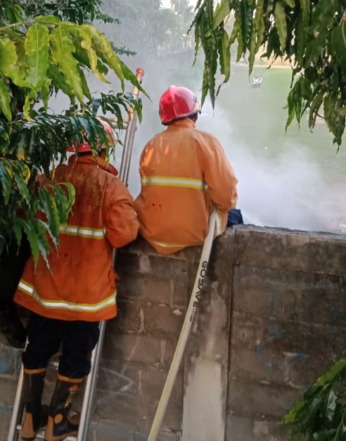 Pemadaman Kebakaran Tumpukan Sampah yang Tak Terkendali di Lapangan Panahan Kenari