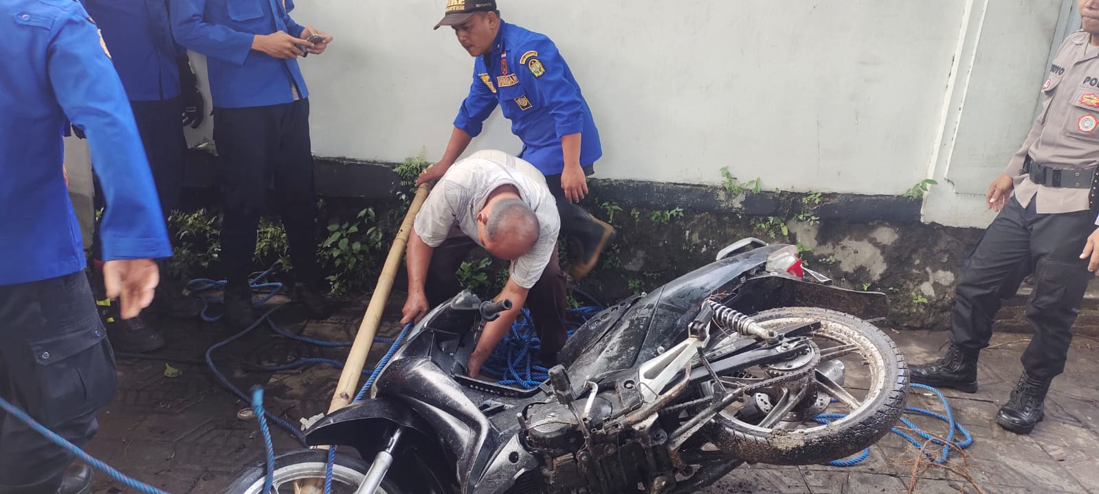 Evakuasi Sepeda Motor yang Ambles ke Gorong-Gorong di Keparakan