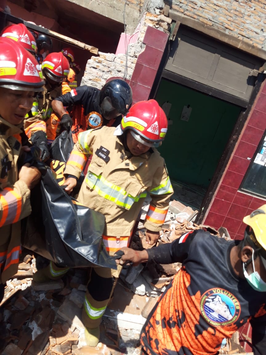 Evakuasi Pekerja Terjebak Rumah Runtuh di Kemantren Kraton
