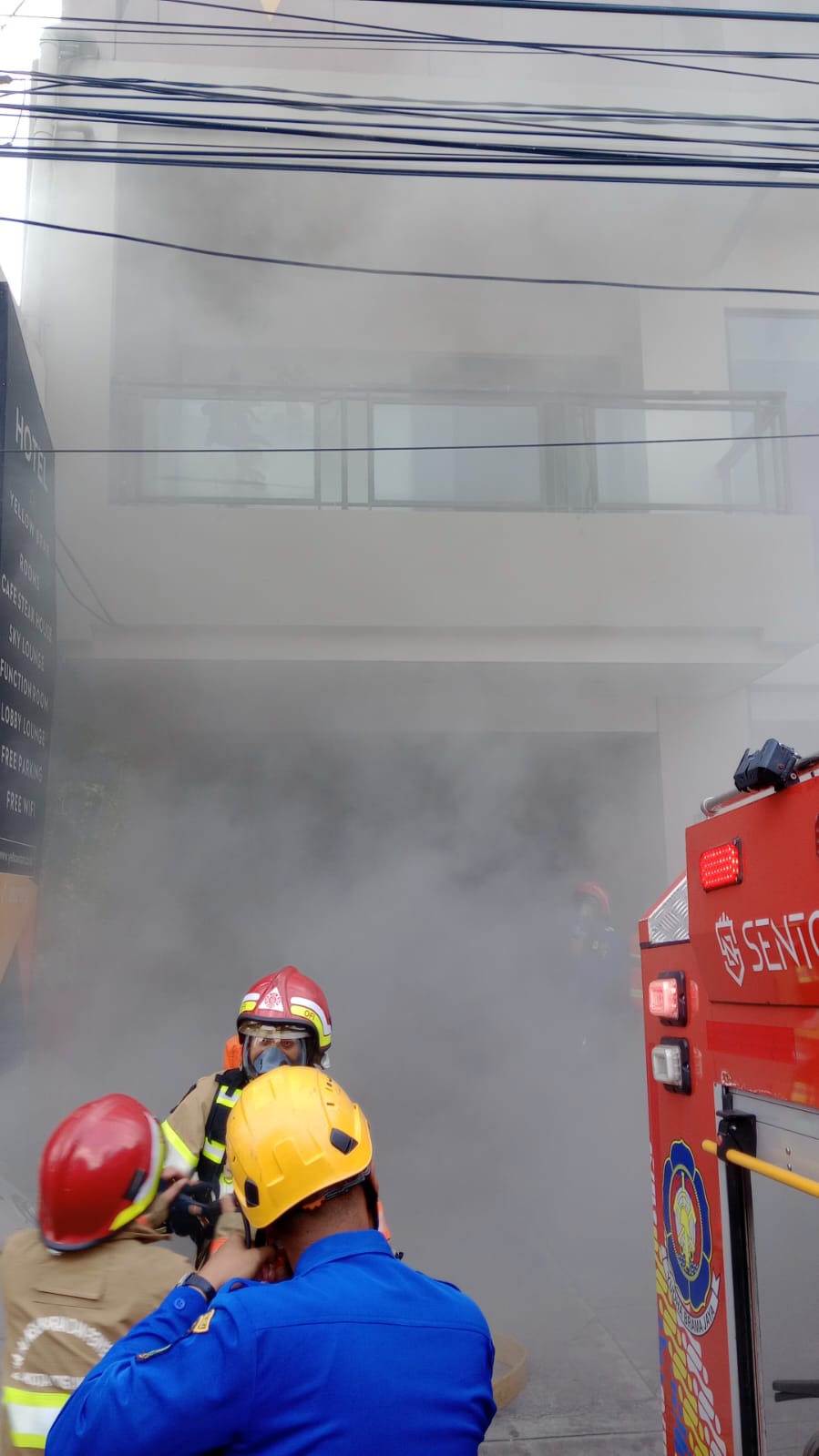 Pemadaman Kebakaran Hotel dan Penyelamatan Korban Terjebak Asap di Gejayan